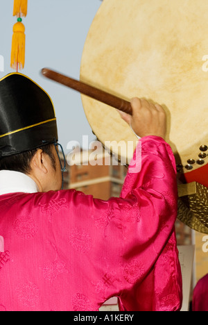 L'uomo battendo il tamburo a insegnante del giorno celebrazione tempio confuciano Taichung taiwan repubblica popolare di Cina Foto Stock