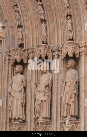 Valencia Spagna dettaglio gotico della cattedrale Puerta de les Apostoles apostoli porta Foto Stock