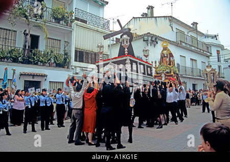 A ISTAN COSTA DEL SOL Spagna Europa annuale aprile Processione del Venerdì santo - due pasos galleggianti portati sulle spalle dei giovani locali Foto Stock