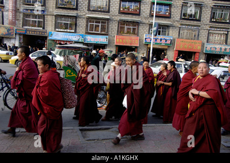 Un gruppo di monaci monache a piedi sulla strada di Pechino una delle principali strade commerciali di Lhasa Tibet 22 Ott 2006 Foto Stock