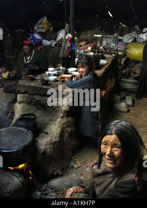 Un anziano nomade donna in una tenda in Gongbujiangda Linzhi contea o distretto Nyingtri Tibet 23 Ott 2006 Foto Stock