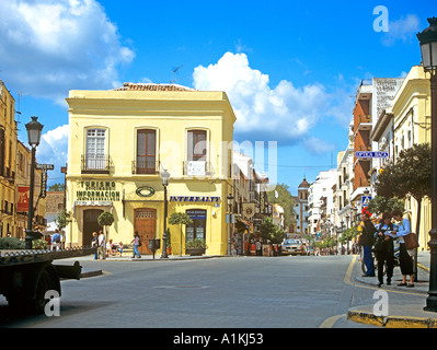 RONDA COSTA DEL SOL Spagna Europa aprile Plaza Espana la piazza principale nel centro di questa popolare hill top town Foto Stock