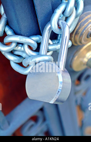 Chiusura del lucchetto argento gate di fissaggio Foto Stock