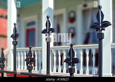 Close up dettaglio del ferro battuto sul recinto esterno della casa di New Orleans in Louisiana Foto Stock