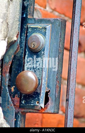 Close up masaneta d'antiquariato e di bloccaggio a catenaccio su porta Foto Stock