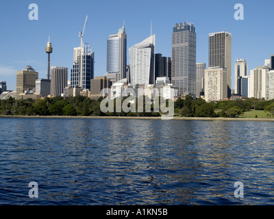 Vista da Mrs Macquaries punto attraverso farm cove verso la torre amp e altri grattacieli sydney New South Wales AUSTRALIA Foto Stock