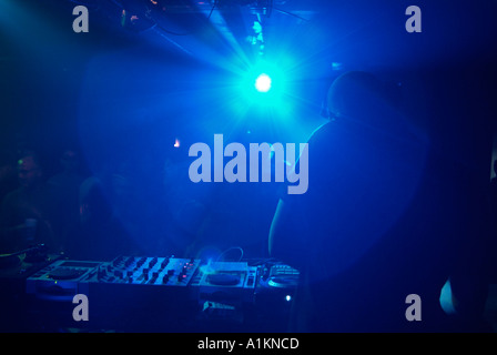 Club DJ dietro i ponti di un Nightclub affollato. Foto Stock
