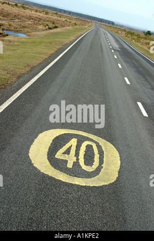 Limite velocità su strada Foto Stock