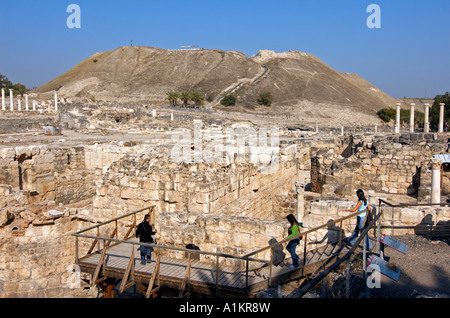 Israele Bet Shean vista generale con i turisti ad esplorare il sito Foto Stock