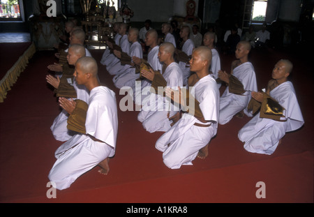 Il buddismo monaci novizio prendere i loro voti in Thailandia Foto Stock