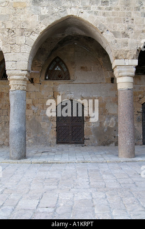 Israele Akko una porta e pilastri nel vecchio ostello di pilastri costruito nel 1784 come un luogo di riposo per i viaggiatori Foto Stock