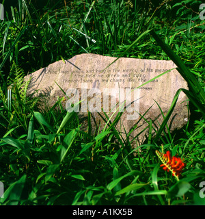 Il Dylan Thomas lapide in Cwm Donkin Park Swansea Wales UK dove Dylan ha giocato come un bambino Foto Stock