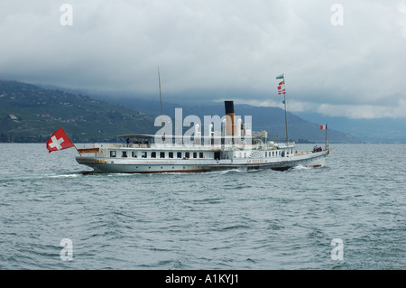 Battello a vapore "La Suisse' sul Lac Leman (Lago di Ginevra), sotto cieli grigi Foto Stock