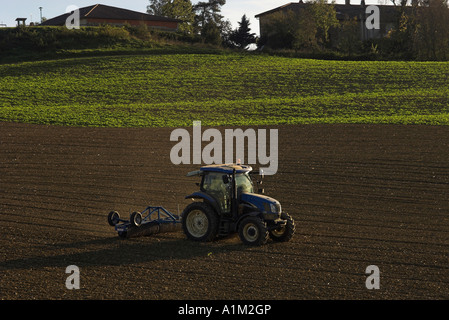 Francia sud-ovest della Valle del Gimone de Lomagne trattore straziante di un campo Foto Stock