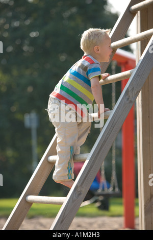 Little Boy salendo una scala Foto Stock