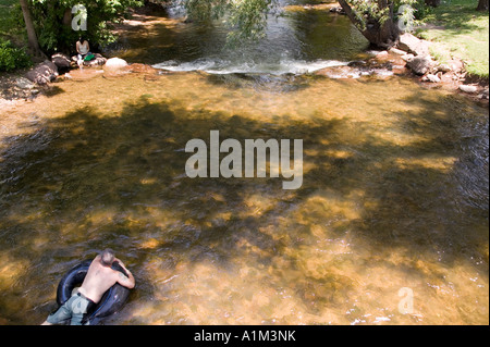 L'uomo galleggiando giù un fiume su una gomma tubo interno in Boulder Colorado Foto Stock