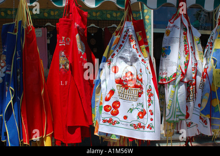 Grembiuli colorati offerti nel piccolo negozio, Amalfi - Italia. Foto Stock