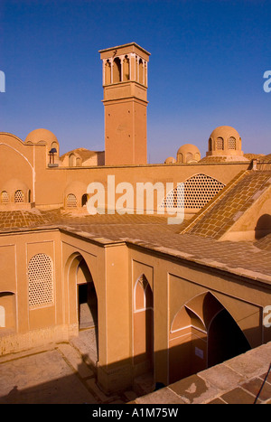 I cortili e windtowers di case tradizionali Kashan, provincia di Isfahan, Iran Foto Stock