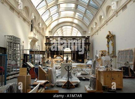 Impostazione di una mostra al Victoria and Albert Museum di Londra Kensington Foto Stock