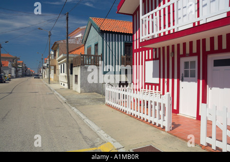 Striping tradizionali case dipinte, Costa Nova, Beira Litoral, Portogallo Foto Stock