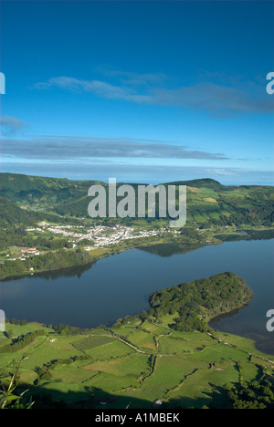 Sete Cidades village con la Lagoa Azul e la Lagoa Verde, Sao Miguel Island, Azzorre, Portogallo Foto Stock