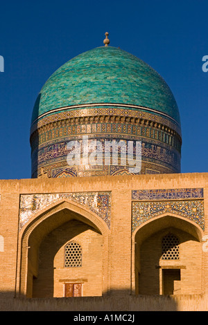 Il turchese cupola di Mir-i-Arab madrasa, Bukhara, Uzbekistan Foto Stock