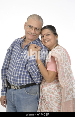 Vecchia coppia indiana su sfondo bianco - MR n. Foto Stock