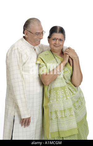 Indian senior citizen giovane su sfondo bianco Foto Stock