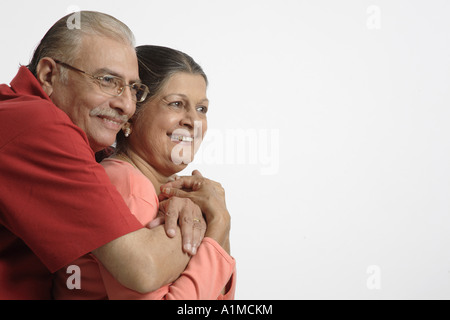 Felice Indian senior citizen giovane su sfondo bianco Foto Stock