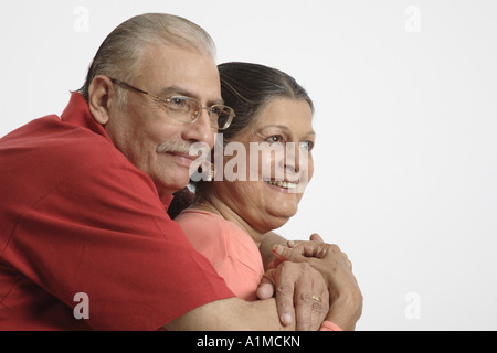 Felice Indian senior citizen giovane su sfondo bianco Foto Stock