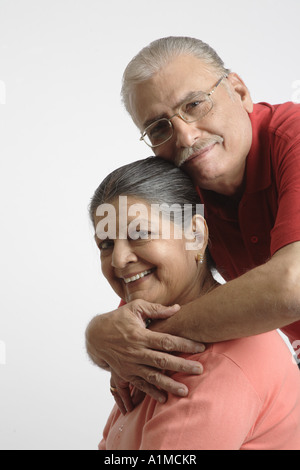 Felice Indian senior citizen giovane su sfondo bianco Foto Stock