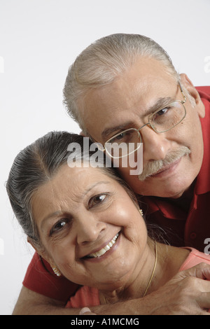 Felice Indian senior citizen giovane su sfondo bianco Foto Stock