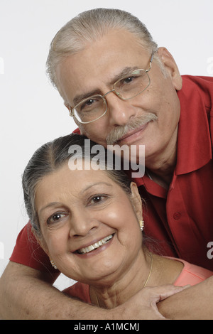 Felice Indian senior citizen giovane su sfondo bianco Foto Stock