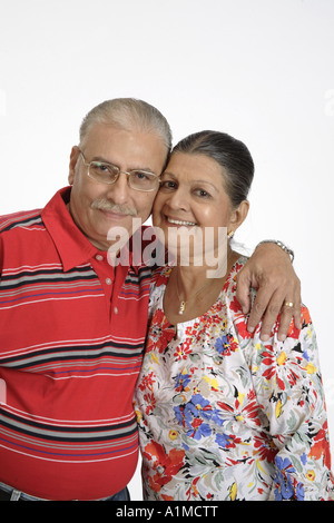 Indiano amorevole senior citizen giovane in piedi di abbracciare Foto Stock