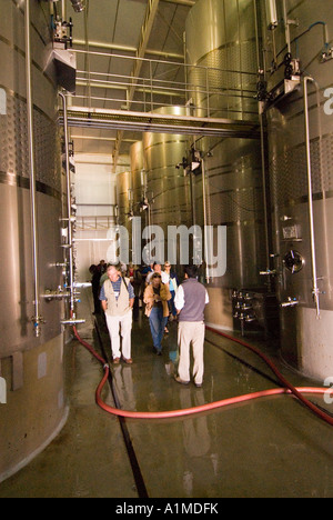 Il Cile paese del vino in vasche di acciaio inox a cantina Undurraga Vina Undurraga vicino a Santiago gruppo di Tour su tour del vino Foto Stock