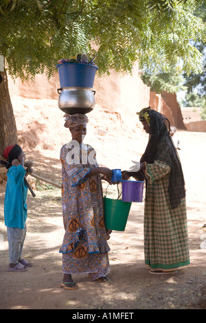 Donna che lavorano nella città di Segoukoro la vecchia Segou,Mali, Africa occidentale Foto Stock