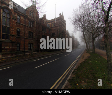 Keble College di Oxford in inverno la nebbia Foto Stock