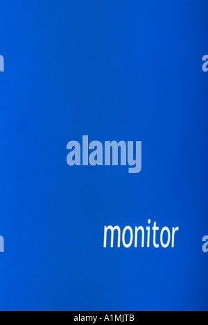 Il monitor di un computer con monitor digitato in lettere bianche su schermo, vicino. Foto Stock