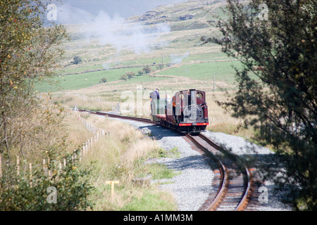 Palmerston treno a vapore sul Welsh Highland Railway sopra Rhyd Ddu stazione vicino Beddgelert Forest ,Snowdonia,il Galles del Nord Foto Stock