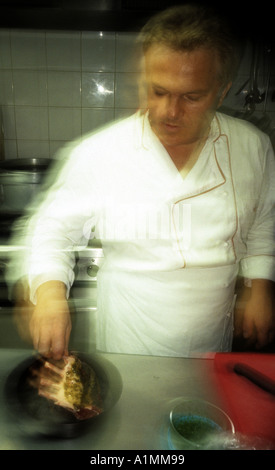 Lo chef Massimo nel suo ristorante cucina a Montichiello Toscana Italia EU Foto Stock