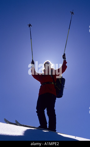 Silhouette di uno sciatore Foto Stock