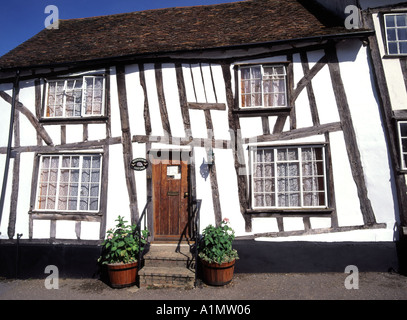 Suffolk East Anglia vecchio graticcio in bianco e nero cottage con sportello anteriore di apertura direttamente sul marciapiede Foto Stock