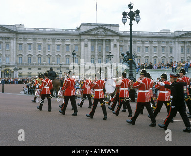 Una marching band di fronte Buchingham Palace di Londra Inghilterra Foto Stock