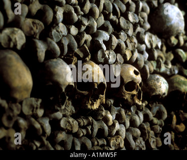 Teschi decorano il tunnel sotterraneo delle catacombe di Parigi Foto Stock