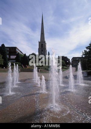 Worcester fontane impostato in area pavimentata con la guglia resti di St Andrews chiesa al di là di Foto Stock