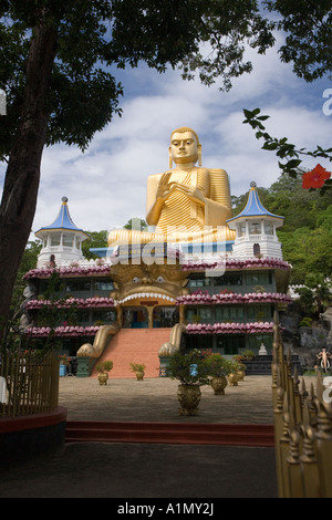 Gigantesca statua del Buddha sopra l'ingresso alla grotta di Dambulla templi di Sri Lanka Foto Stock