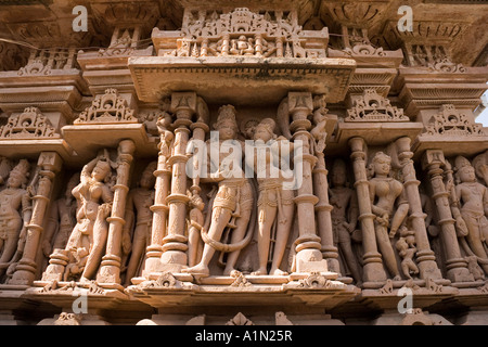 Sculture dettagliate nel Sachiya Mata tempio indù complesso nella città di Osian vicino a Jodhpur in Western Rajasthan in India Foto Stock