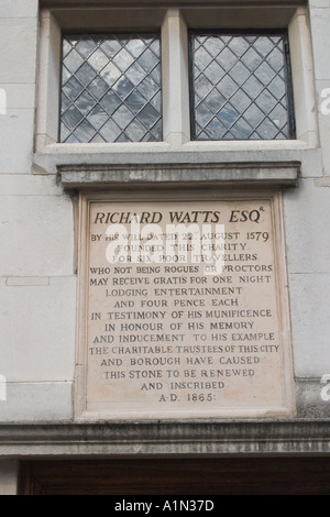 La casa dei sei poveri viaggiatori Watt carità nella High Street Rochester Kent England Regno Unito Foto Stock