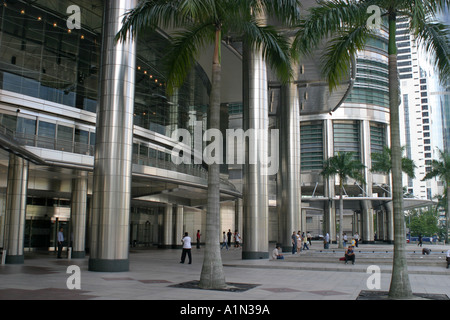 L'ingresso metallico per le Torri Petronas edificio nella città di Kuala Lumpur in Malesia Asia Foto Stock