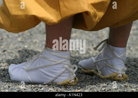 Uomo giapponese indossa vi secolo tradizionali scarpe di paglia all'Aoi matsuri festival in Kyoto Kansai Giappone Asia Foto Stock